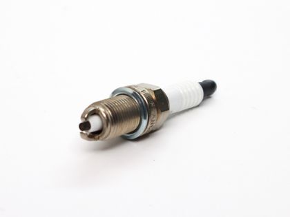 تصویر  شمع اکیوم کد RFC42LZ2E پایه کوتاه دو پلاتین موتور XU7 پژو 405 (چهار عددی) برند آی آر امکو IREMCO